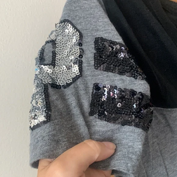 Black and grey t shirt with sequence on the sleeves - Picture 2 of 7